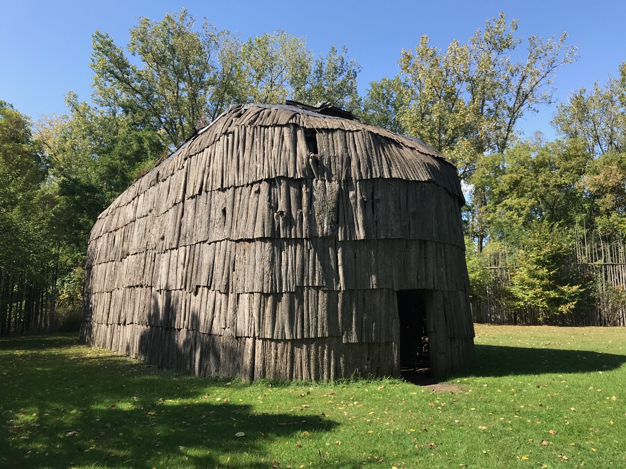 Reproduction longhouse and Kana:ta Village